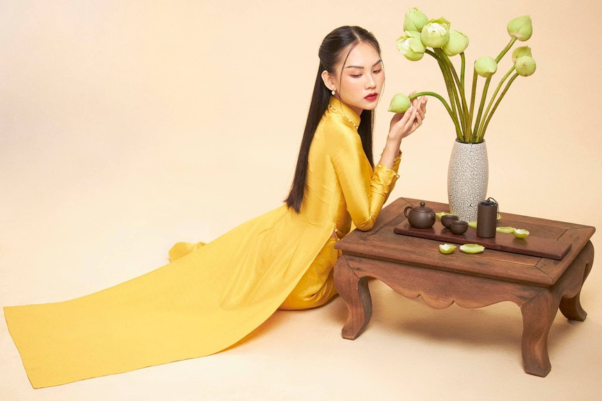 Người đẹp Nhân ái Huỳnh Nguyễn Mai Phương mặc áo dài chụp ảnh bên hoa sen đẹp như tranh - Hình 6