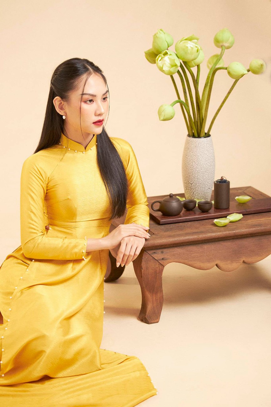 Người đẹp Nhân ái Huỳnh Nguyễn Mai Phương mặc áo dài chụp ảnh bên hoa sen đẹp như tranh - Hình 4