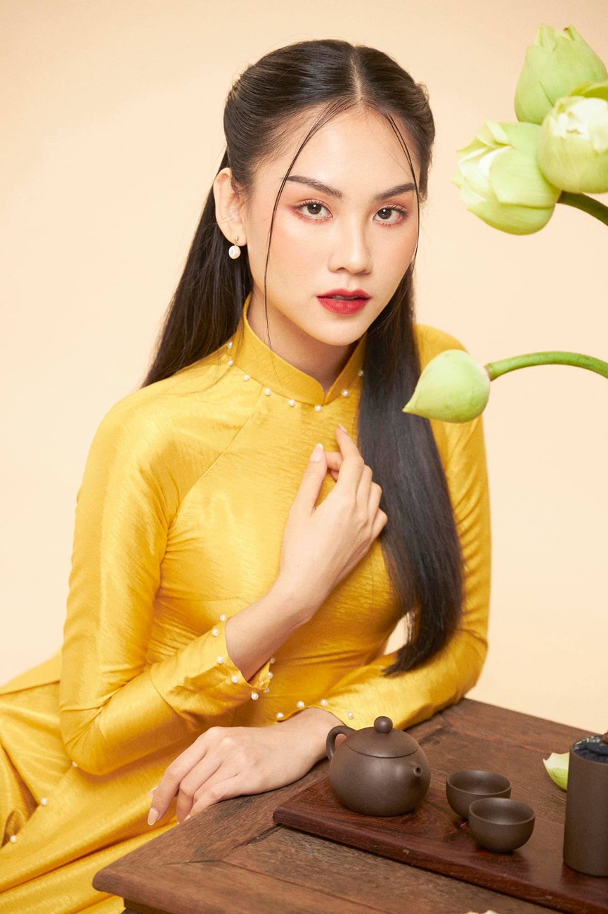 Người đẹp Nhân ái Huỳnh Nguyễn Mai Phương mặc áo dài chụp ảnh bên hoa sen đẹp như tranh - Hình 2