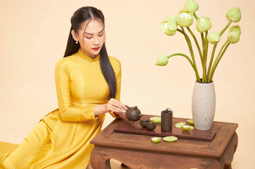 Người đẹp Nhân ái Huỳnh Nguyễn Mai Phương mặc áo dài chụp ảnh bên hoa sen đẹp như tranh - Hình 5