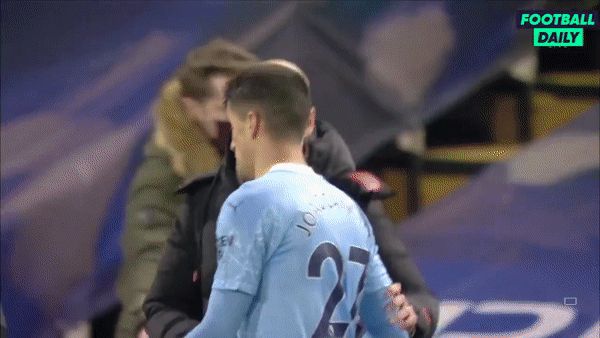 Ngỡ ngàng: Pep dạy chiến thuật cho học trò ngay trên sân sau khi thắng Chelsea - Hình 1