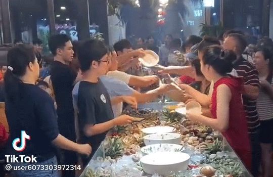 Sợ hãi trước cảnh giành giật nhau từng con tôm khi đi ăn buffet hải sản, ai nhìn vào cũng thấy ngao ngán - Hình 2