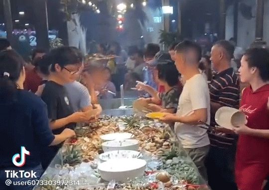 Sợ hãi trước cảnh giành giật nhau từng con tôm khi đi ăn buffet hải sản, ai nhìn vào cũng thấy ngao ngán - Hình 1