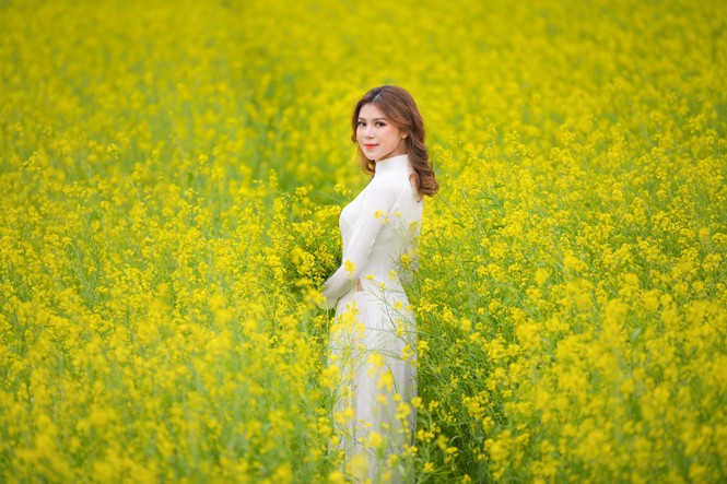 Nữ sinh Kinh Công đẹp dịu dàng giữa cánh đồng hoa cải vàng rực rỡ - Hình 2
