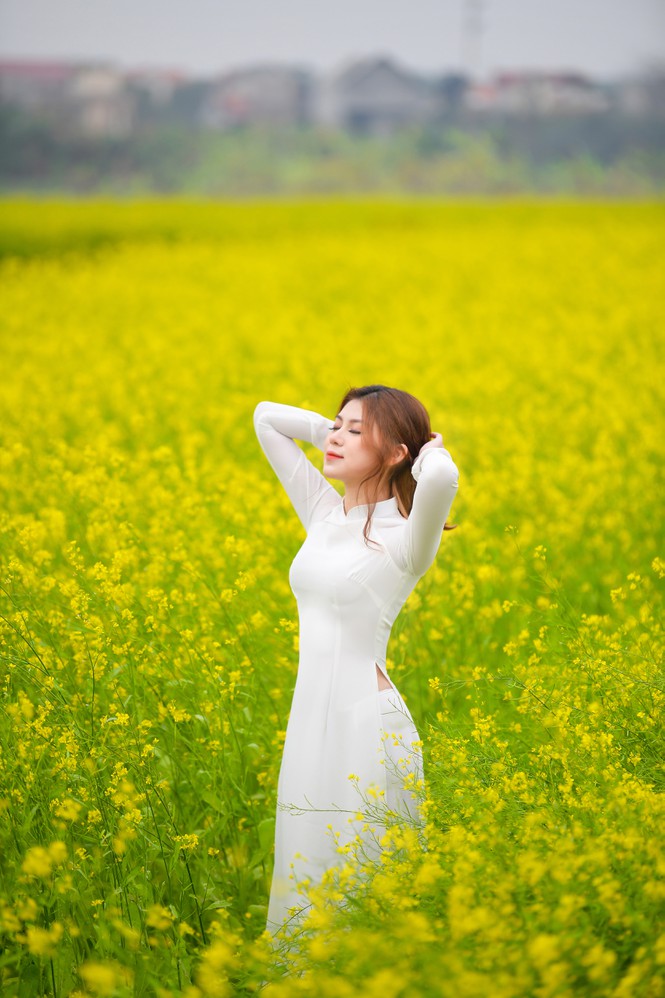 Nữ sinh Kinh Công đẹp dịu dàng giữa cánh đồng hoa cải vàng rực rỡ - Hình 11