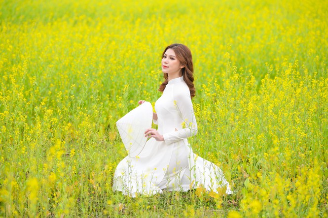 Nữ sinh Kinh Công đẹp dịu dàng giữa cánh đồng hoa cải vàng rực rỡ - Hình 10