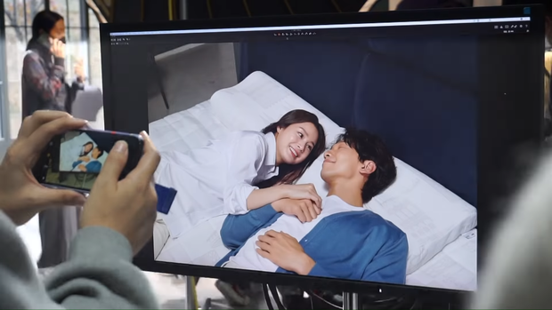 Bi Rain - Kim Tae Hee hành động ngọt ngào trong trường quay khiến dân mạng nổ mắt - Hình 3