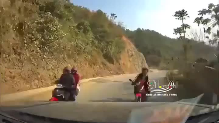 Lái xe máy tông thẳng đầu ô tô, vợ và con nhỏ ngồi sau bị hất văng xa hàng mét - Hình 1