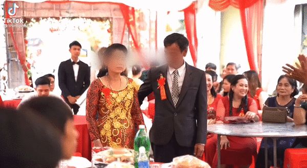 Hành động dứt tình của bác gái trong đám cưới khiến dân tình tranh cãi, nhưng cô dâu lên tiếng tiết lộ lý do nghe mới xó.t x.a - Hình 1