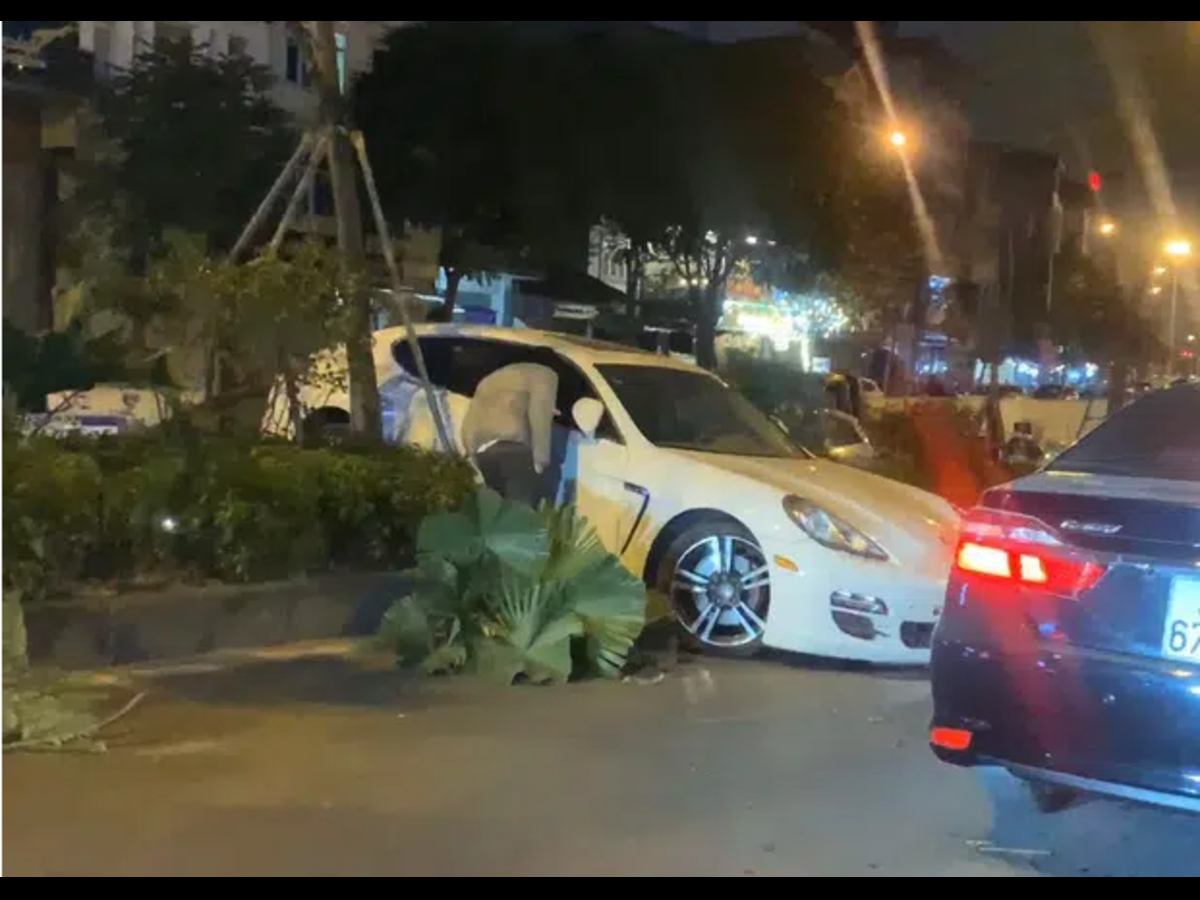 Xe sang Porsche tông nát dải phân cách ở Hà Nội nghi do bị đột quỵ - Hình 2