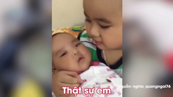 Cậu bé dỗ em khóc khiến hàng ngàn con tim tan chảy Em của anh là số 1 trên đời này luôn á, nhưng lại kèm theo lời dọa dẫm - Hình 1