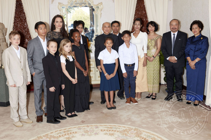 Angelina Jolie is gorgeous and comes to the event with her two adopted daughters - Picture 11