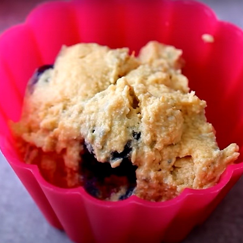 Cách làm bánh muffin việt quất hồng xốp mịn, thơm ngon, dễ làm - Hình 11