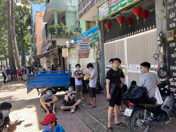 Cháy ký túc xá ĐH Kinh tế TP.HCM, nhiều sinh viên hoảng loạn tháo chạy ra đường - Hình 4