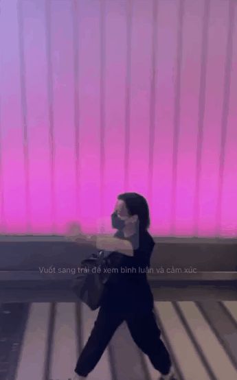 Clip: NS Việt Hương ôm tro cốt Phi Nhung vừa đi vừa khóc lúc đáp tới sân bay Mỹ, ai xem cũng rưng rưng nước mắt - Hình 2