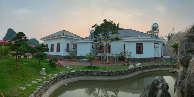 Cô gái khoe ngôi nhà không sang trọng với vườn rau và ao cá, tất cả đứng hình khi thấy cảnh thực tế - Hình 8