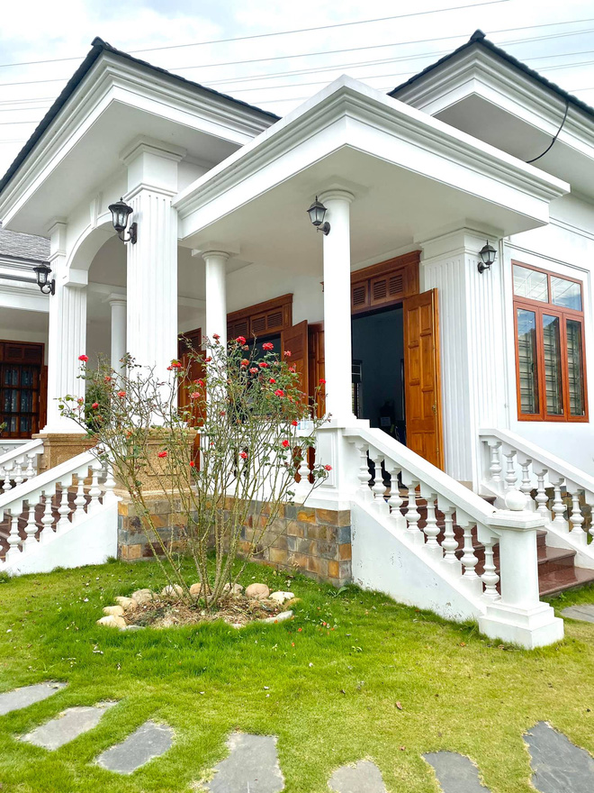 Cô gái khoe ngôi nhà không sang trọng với vườn rau và ao cá, tất cả đứng hình khi thấy cảnh thực tế - Hình 4