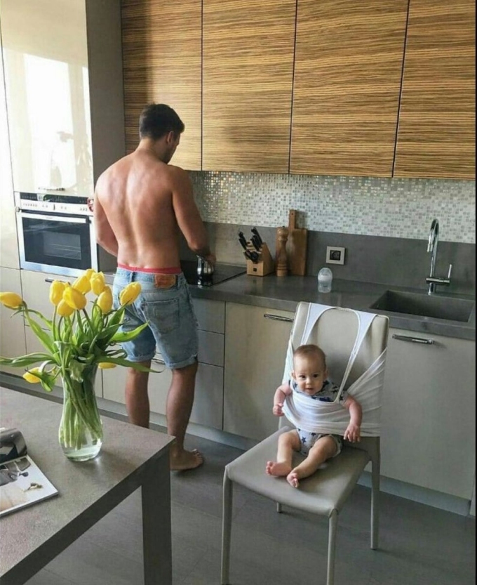 Cười sặc cảnh các ông bố ở nhà trông con - Hình 1