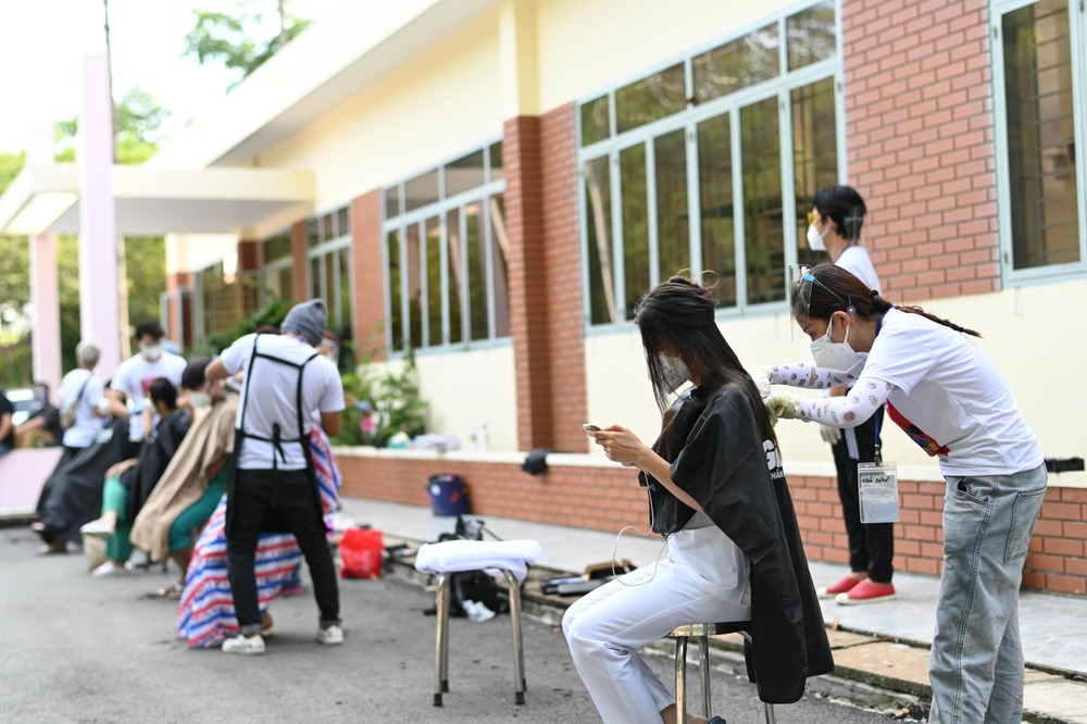 Hành trình làm tình nguyện viên của Khả Như: từ cắt tóc đến văn nghệ - Hình 2