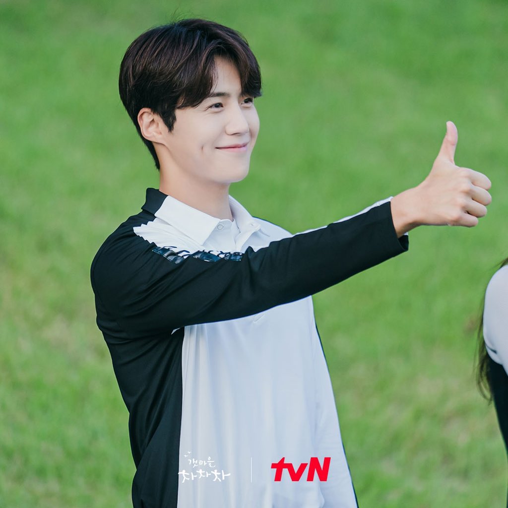 Hometown ChaChaCha tập 13: Kim Seon Ho cắn răng tận hưởng món quà mặn chát bạn gái tự làm ngày sinh nhật - Hình 8