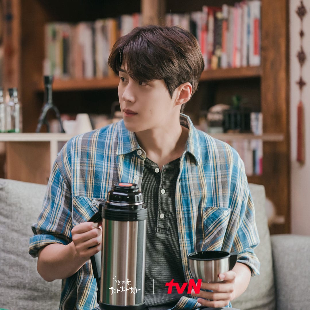 Hometown ChaChaCha tập 13: Kim Seon Ho cắn răng tận hưởng món quà mặn chát bạn gái tự làm ngày sinh nhật - Hình 3