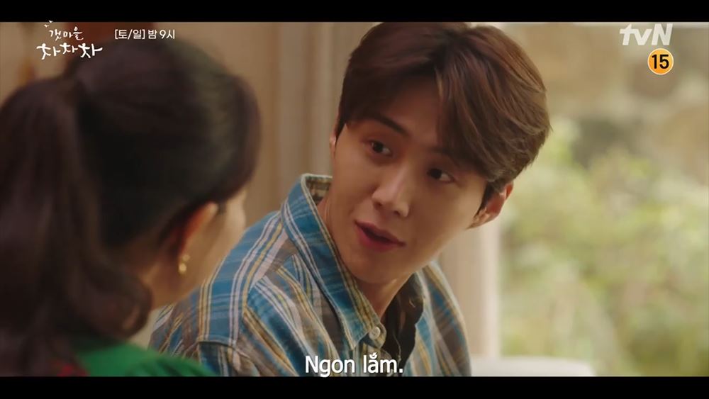 Hometown ChaChaCha tập 13: Kim Seon Ho cắn răng tận hưởng món quà mặn chát bạn gái tự làm ngày sinh nhật - Hình 12