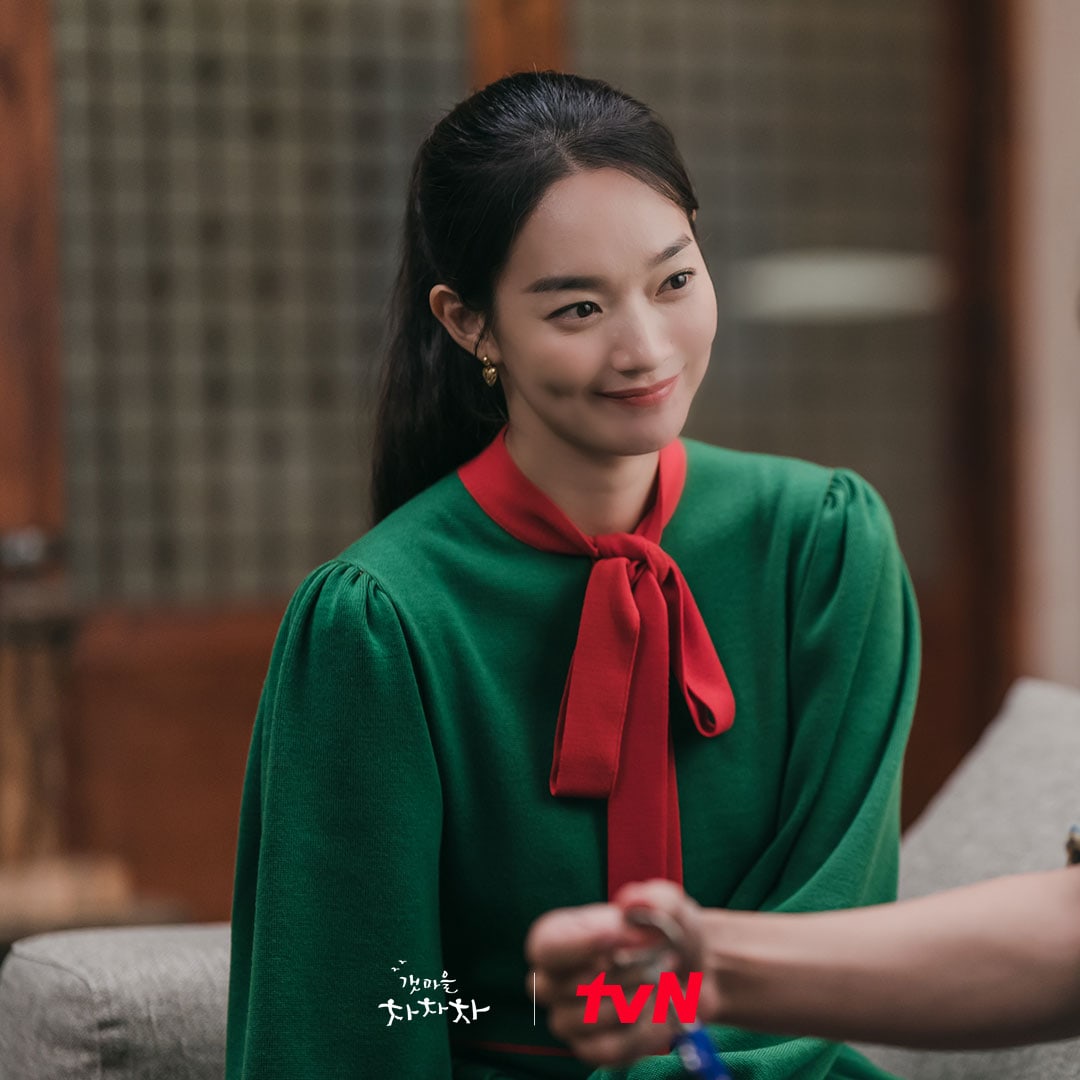 Hometown ChaChaCha tập 13: Kim Seon Ho cắn răng tận hưởng món quà mặn chát bạn gái tự làm ngày sinh nhật - Hình 2