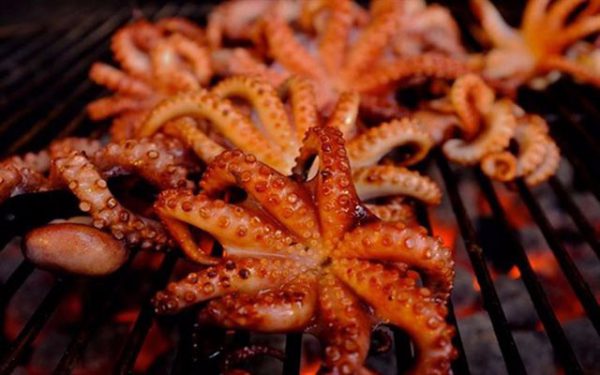 Món bạch tuộc nướng muối ớt cay xè giòn sần sật - Hình 3