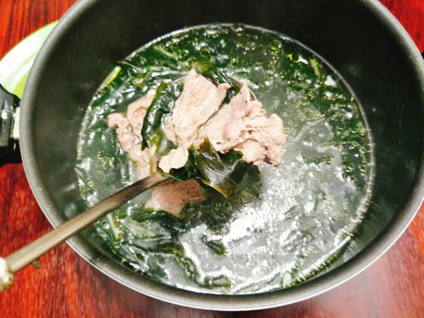 Món canh rong biển thịt bò kiểu Hàn ngon bổ dưỡng - Hình 4