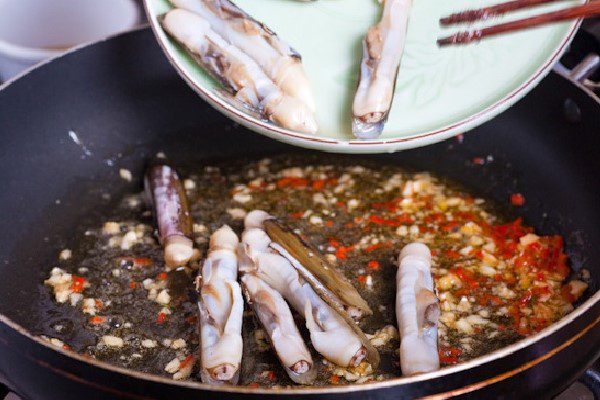 Món ốc móng tay xào sả ớt cay nồng ấm bụng - Hình 3