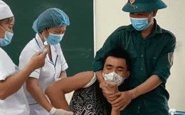 Nam thanh niên hét lạc cả giọng khi tiêm vaccine, run rẩy khóc than: Cháu sợ lắm - Hình 1