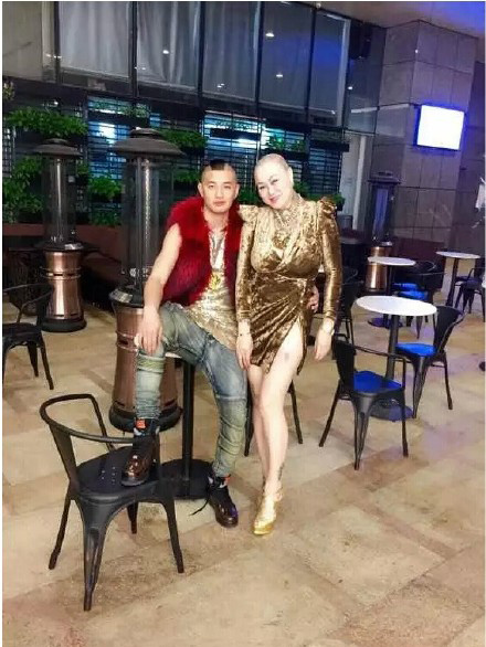 Nữ đại gia tuyên bố tặng xe Bentley cho ai chịu kết hôn nhưng đàn ông nào cũng bỏ chạy, nhìn lại ảnh lúc trẻ không ai tin nổi đó là một người - Hình 7
