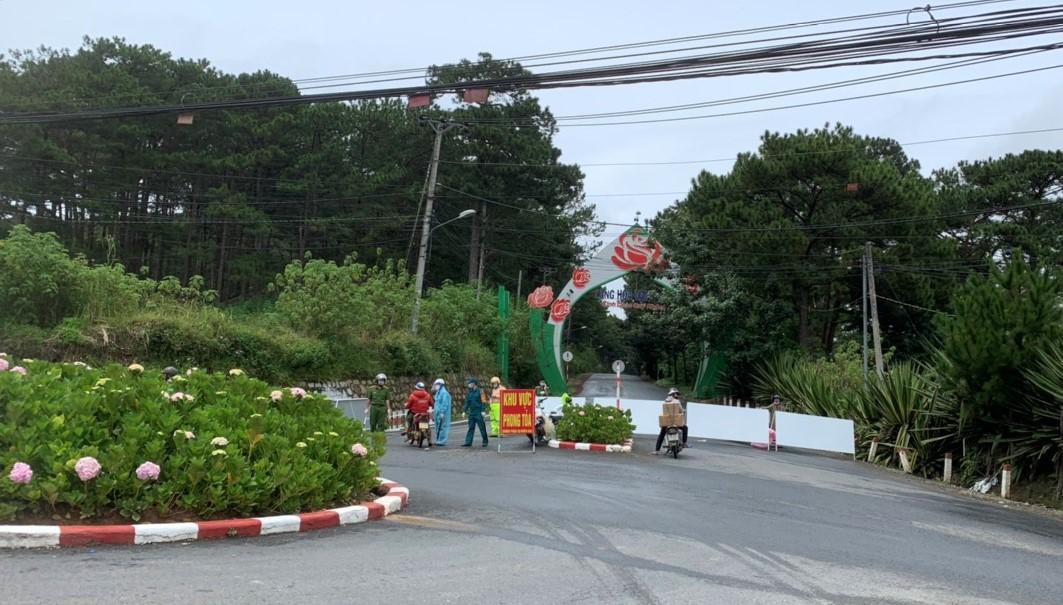 Ổ dịch làng hoa Vạn Thành: Phát hiện thêm nhiều ca nhiễm Covid-19 - Hình 1