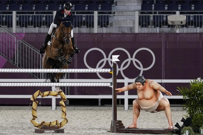 Olympic Tokyo 2020: Những chú ngựa hoảng sợ vì hình nộm Sumo - Hình 1