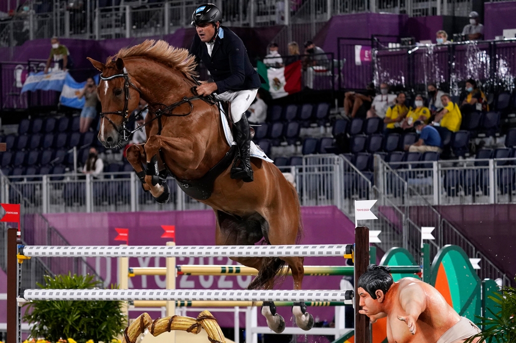 Olympic Tokyo 2020: Những chú ngựa hoảng sợ vì hình nộm Sumo - Hình 2
