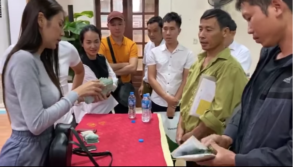 Thủy Tiên cứu trợ lũ ở Nghệ An, Hà Tĩnh: Nhiều người khóc khi nhận hàng trăm triệu đồng để trả nợ - Hình 3