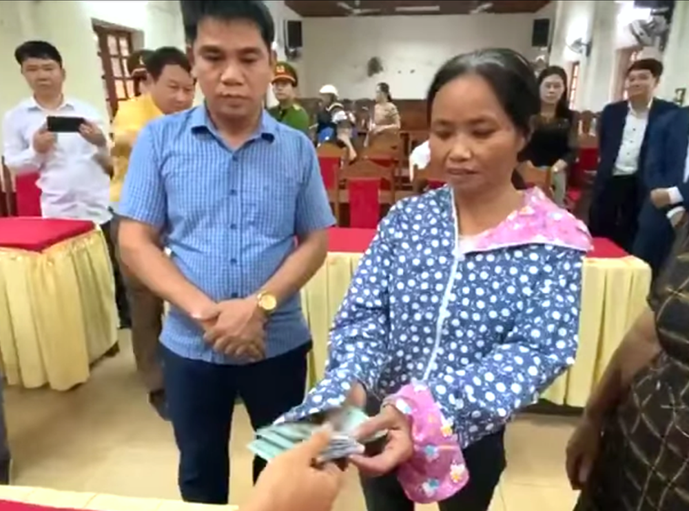Thủy Tiên cứu trợ lũ ở Nghệ An, Hà Tĩnh: Nhiều người khóc khi nhận hàng trăm triệu đồng để trả nợ - Hình 5
