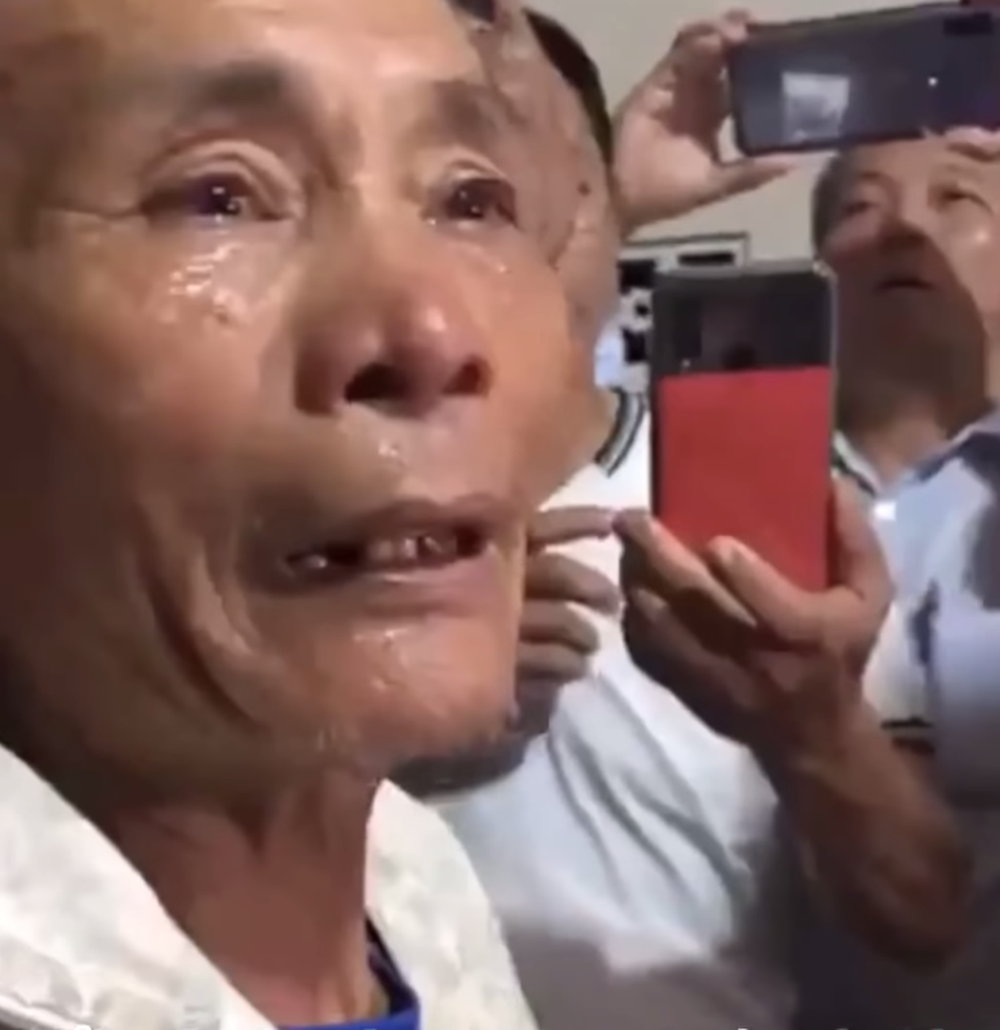 Thủy Tiên cứu trợ lũ ở Nghệ An, Hà Tĩnh: Nhiều người khóc khi nhận hàng trăm triệu đồng để trả nợ - Hình 7