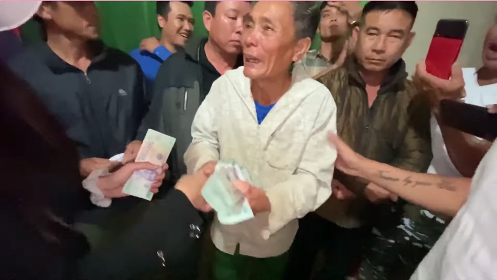 Thủy Tiên cứu trợ lũ ở Nghệ An, Hà Tĩnh: Nhiều người khóc khi nhận hàng trăm triệu đồng để trả nợ - Hình 6