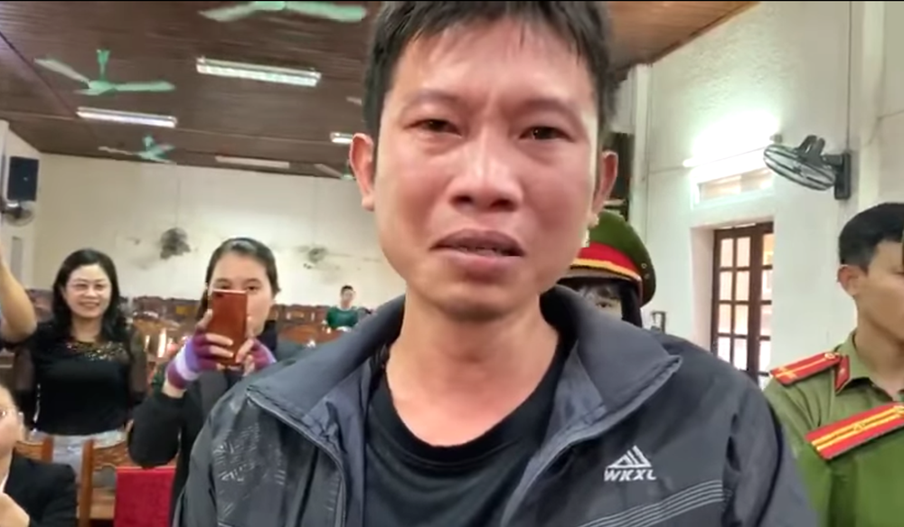 Thủy Tiên cứu trợ lũ ở Nghệ An, Hà Tĩnh: Nhiều người khóc khi nhận hàng trăm triệu đồng để trả nợ - Hình 4