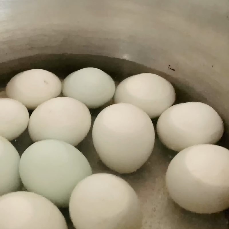 2 Cách nấu trứng vịt lộn um bầu thơm ngon, đơn giản tại nhà - Hình 18
