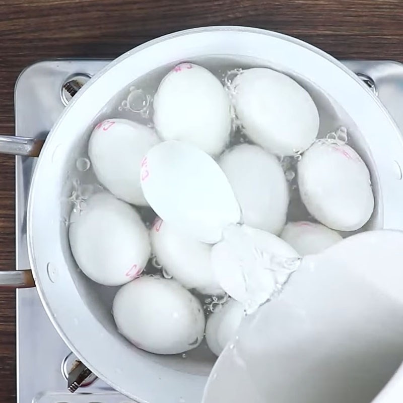 2 Cách nấu trứng vịt lộn um bầu thơm ngon, đơn giản tại nhà - Hình 7