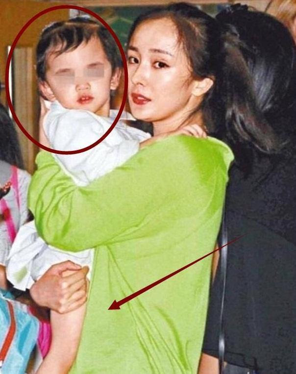 Dương Mịch - Lưu Khải Uy cãi nhau vì con, bị đào lại phốt quỵt tiền từ thiện chấn động 1 thời - Hình 1