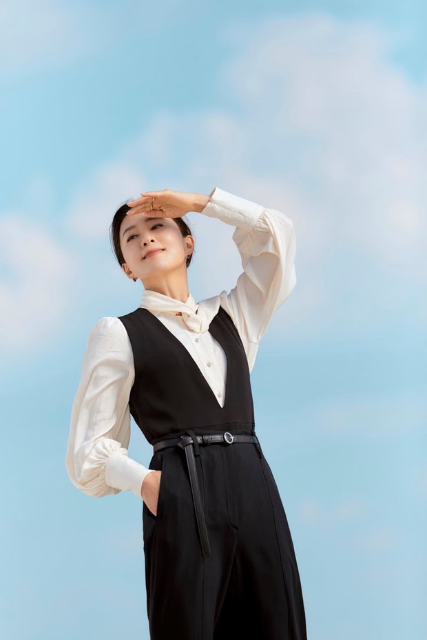 Kim Hee Ae thần thái ngời ngời xứng danh biểu tượng sắc đẹp Hàn Quốc trong loạt ảnh mới - Hình 2