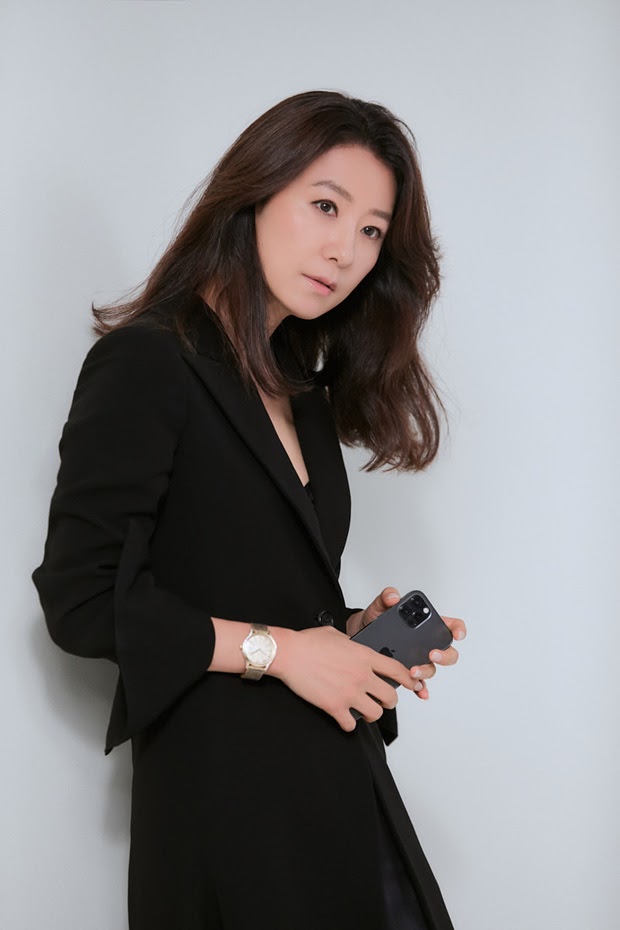 Kim Hee Ae thần thái ngời ngời xứng danh biểu tượng sắc đẹp Hàn Quốc trong loạt ảnh mới - Hình 1