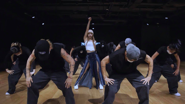 Lisa (BLACKPINK) mặc đồ cũ trong bản vũ đạo MONEY, lộ thêm chi tiết bị đối xử bất công? - Hình 1