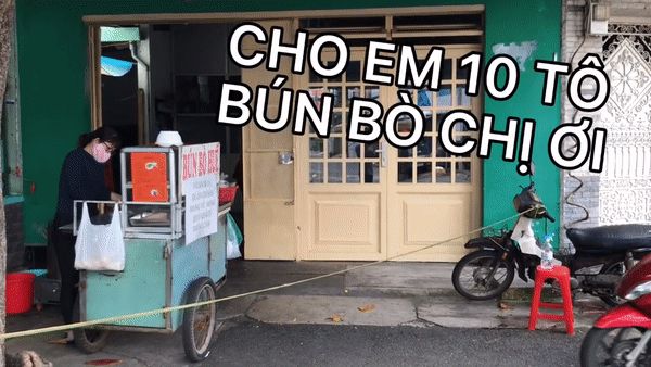 Vừa gặp lại chị bán bún bò sau mấy tháng xa cách, cô gái lao tới hét toáng 1 câu khiến chị cười phá lên: Gặp tôi, tôi cũng hét thế! - Hình 1