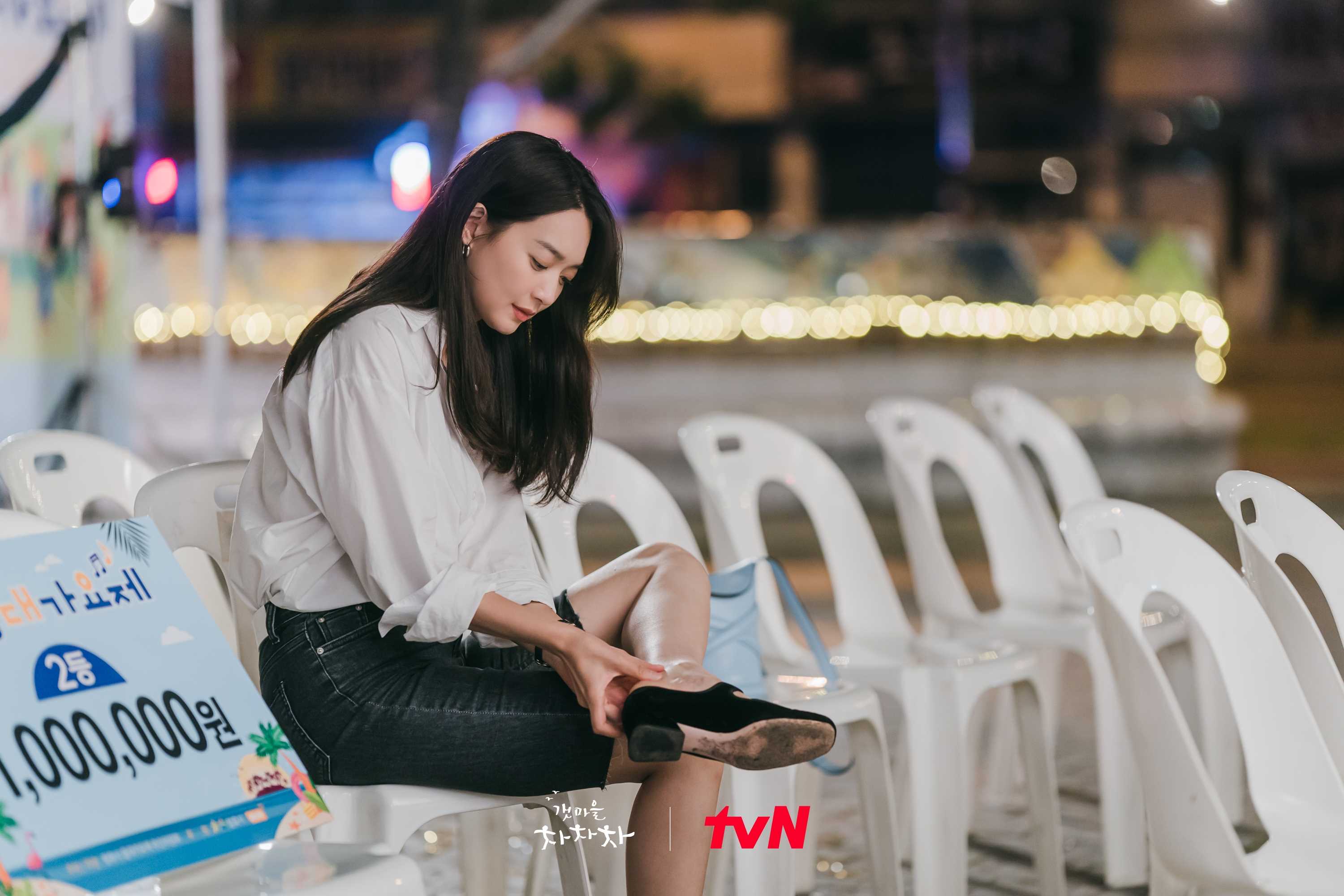 Chị Nha Khoa Shin Min Ah mọi khi xịn từ đầu tới chân nhưng hôm nay lại mặc áo... tróc chữ - Hình 2