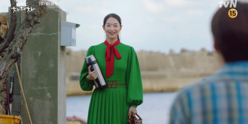 Chị Nha Khoa Shin Min Ah mọi khi xịn từ đầu tới chân nhưng hôm nay lại mặc áo... tróc chữ - Hình 9