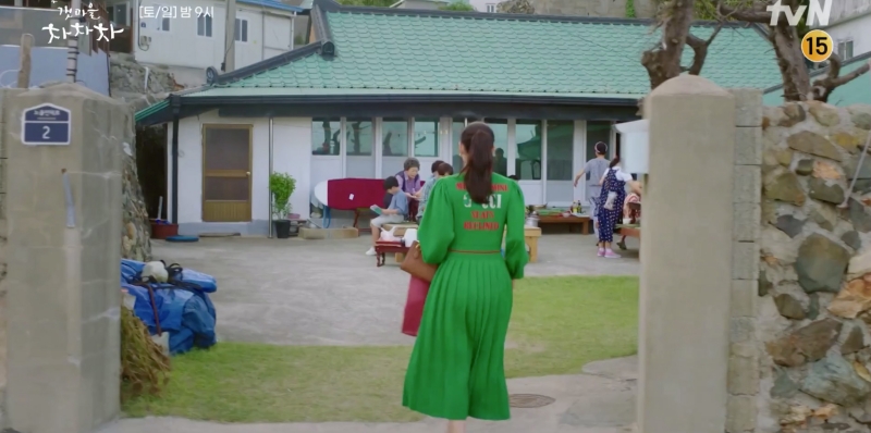 Chị Nha Khoa Shin Min Ah mọi khi xịn từ đầu tới chân nhưng hôm nay lại mặc áo... tróc chữ - Hình 6